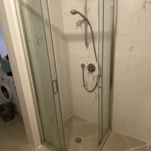 מקלחון זכוכית עם ראש מקלחת וכפתורי שליטה