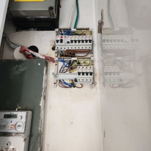 לוח חשמל עם חוטים ומפסקים חשמליים