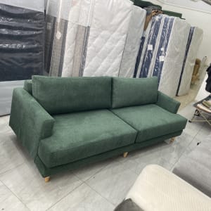 ספה ירוקה ומזרנים בחנות ריפוד