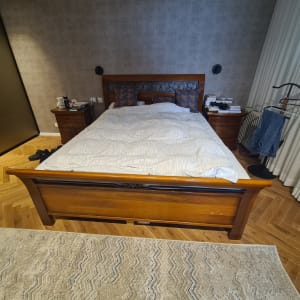 חדר שינה עם מיטה, שידות, בגדים על מתלה