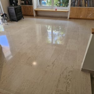 רצפה נקייה ומבריקה עם מכונת פוליש ליד החלון