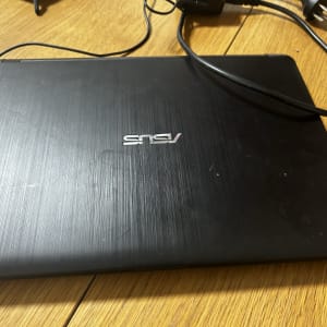 מחשב נייד אסוס סגור עם כבל חשמל