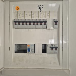 לוח חשמל עם מפסקים ותוויות בעברית