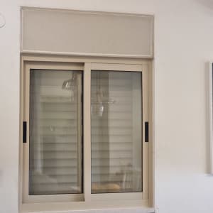 חלון אלומיניום עם תריסים במטבח