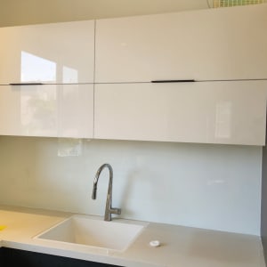 קיר זכוכית במטבח מעל הכיור