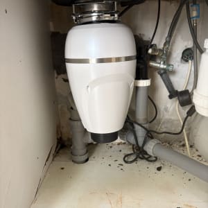 מתקן סינון מים מתחת לכיור עם צינורות חיבור