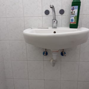 כיור עם ברז ובקבוק חומר ניקוי