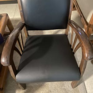 כיסא עם ריפוד עור שחור ועץ חום