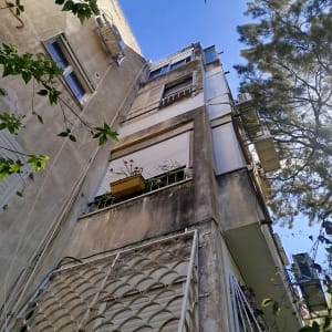 מבט מזווית נמוכה על חזית בניין מגורים ישן