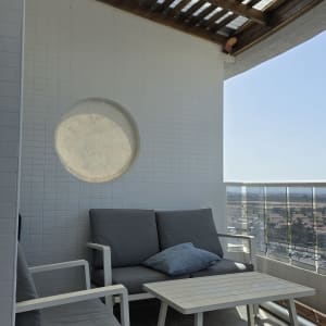 פינת ישיבה עם פרגולה מעץ במרפסת