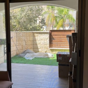 דלת הזזה מאלומיניום עם נוף לחצר