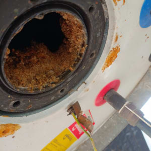 חלק פנימי של דוד שמש עם חלודה וחוטים חשמליים