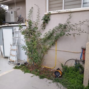 התקנת צינור גז צהוב על קיר חיצוני של בית