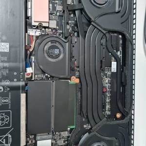 חלקים פנימיים של מחשב נייד עם מאווררים ורכיבים אלקטרוניים