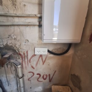 שקע חשמל כפול על קיר עם כיתוב 220V