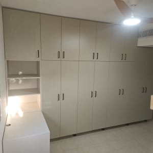 ארון קיר עם דלתות ומדפים פתוחים