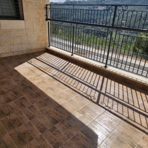 מרפסת עם רצפת אריחים נקייה ונוף הררי