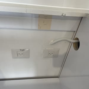 שני שקעי חשמל ולידם צינור גמיש בקיר