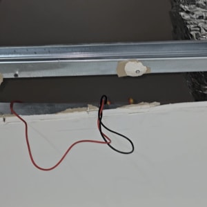 חוטי חשמל ותקרה בעבודת חשמל