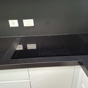 כיריים חשמליים על משטח עבודה כהה במטבח מודרני