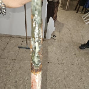 צינור חלוד עם רקע של חדר