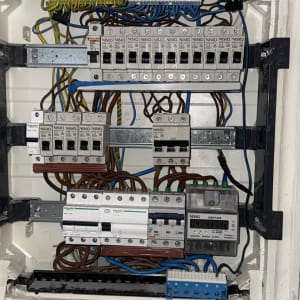 לוח חשמל עם מפסקים וחוטים צבעוניים