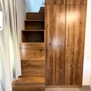 מדרגות עץ וארון עץ בעבודת נגרות