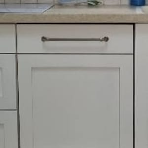 ארון מטבח עם ידית מתכת עליונה