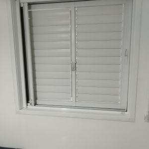 תריסים לבנים סגורים עם ידית פתיחה