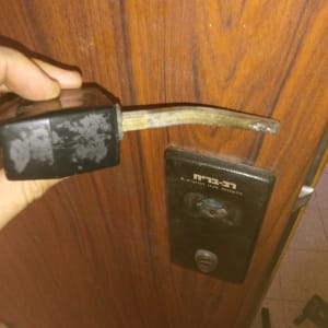 ידית דלת מתכתית עם מנעול שבור