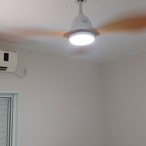 מנורה תלויה מהתקרה עם אור דולק