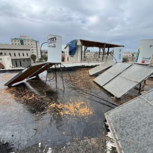 גג עם קולטי שמש ומיכלי מים, עבודה בתחום האיטום