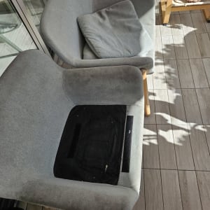 כריות ספה אפורות מוסרות לניקוי