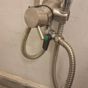 ברז מתכת עם צינור גמיש ומחבר