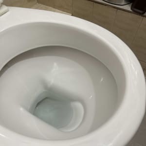 אסלה בחדר אמבטיה עם אריחים