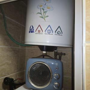 דוד שמש עם סמלים ופרחים