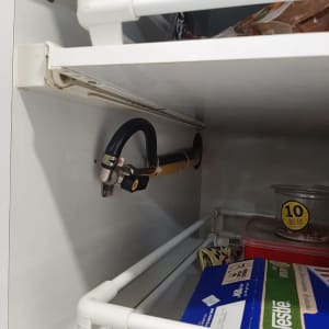 צינור גז עם ברז בתוך ארון מטבח