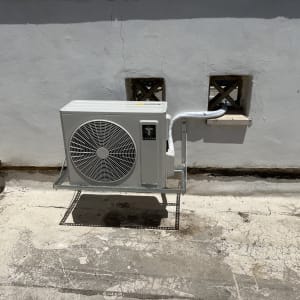 יחידת מיזוג אוויר מותקנת על קיר חיצוני