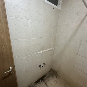 חדר אמבטיה עם אריחים וכלים סניטריים