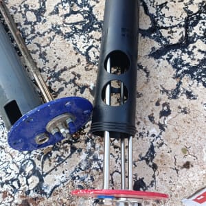 רכיבים של דוד שמש על רצפה עם רקע מנומר