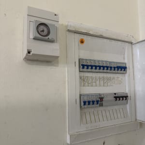 לוח חשמל עם מפסקים וכלי מדידה על קיר