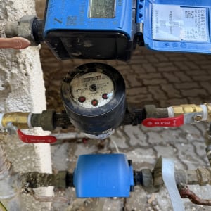 התקנת שסתום אל חוזר וברזים במערכת שעוני מים