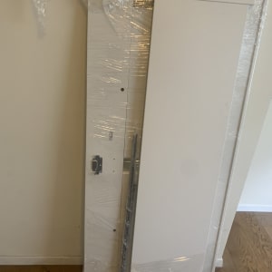 חלקי רהיטים עטופים בניילון לקראת מעבר דירה