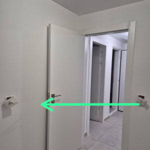 מתגי חשמל מותקנים על קירות לבנים