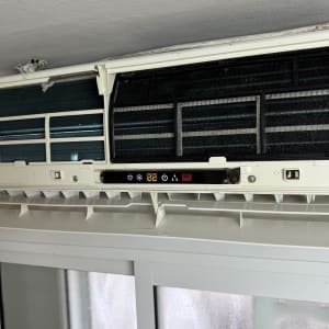 מזגן פתוח עם תצוגת טמפרטורה 22 מעלות