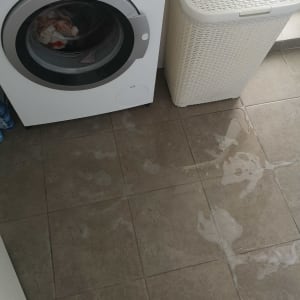 מכונת כביסה עם סבון על הרצפה