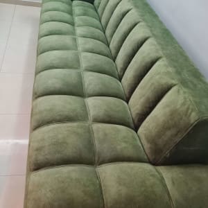 ספה ירוקה נקייה בחדר מגורים