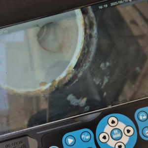 מכשיר לגילוי נזילות עם תצוגה של צינור