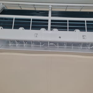 מזגן מפורק עם חלקים פנימיים גלויים