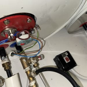 חלקים פנימיים של דוד שמש עם חיבורים וצינורות